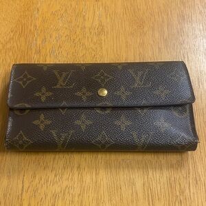 Louis Vuitton Brown Monogram Clutch
Date code SD00073